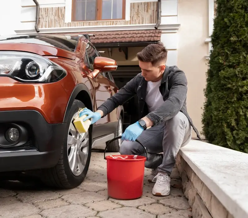 Lavage auto à domicile Pontpierre : professionnel intervenant sur un véhicule